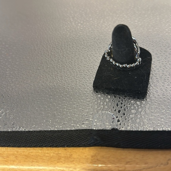 Beautiful stretch ring one-size-fits-all. Beautiful green and silver. - Picture 2 of 4